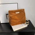 Sac bandoulière en fausse fourrure caramel avec bandoulière réglable pour l'hiver - Marron (Étendu)