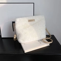 Sac bandoulière blanc en fausse fourrure douce avec sangle en cuir pour le style d'hiver - Blanc (Étendu)