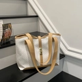 Bolso tote retro de gran capacidad en tejido blanco con ribete de cuero marrón y cierre dorado - Blanco & Caqui