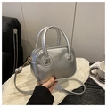 Detail der silbernen Mini-Umhängetasche mit Tragegriff und FASHION & BAGS-Schriftzug - Silber
