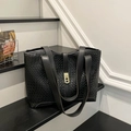 Bolso tote clásico de cuero trenzado negro con hebilla dorada y correas de hombro - Negro