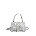 Sac trapèze gris argenté avec imprimé monogramme et boucle dorée en forme de B - Gris