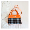 Details einer eleganten Handtasche aus Leder mit Karomuster und silbernem Metallverschluss - Orange 6010
