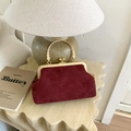 Vintage bordeauxrode suède schoudertas met goudkleurig frame en decoratief metalen handvat - Rood