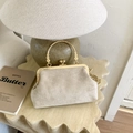Elegante crèmekleurige schelptas met rich rabbit reliëf en gouden ringhandvat luxe - Khaki