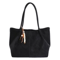 Borsa tote nera opaca classica con elegante ciondolo in perline su sfondo bianco - Nero con Pendente