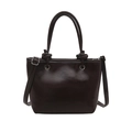Dunkelbraune minimalistische Eimer-Handtasche aus Leder mit Griff und Silberschnalle - Braun