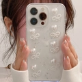 Coque iPhone à paillettes avec cœurs et nœuds en perles 3D tenue par un mannequin - Goutte de Colle Ciel Étoilé-Nœud Papillon Cœur / iPhone 7/8/SE 2020