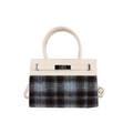 Elegante bolso tote en cuero beige y tela a cuadros azul y negro con cierre de metal - Blanco