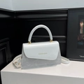 Sac bandoulière carré minimaliste en cuir bleu clair avec lettrage doré et poignée - Blanc