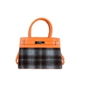 Elegante bolso de piel naranja y tartán gris con un sofisticado cierre de giro plateado - Naranja