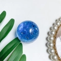Gedetailleerde close-up van blauwe kristallen bol telefoonhouder met glitters binnenin - Koningsblauw (Zilverfolie)
