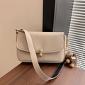 Sac carré crème avec boucle cacahuète dorée et charm peluche sur table en bois - Blanc Cassé Avec Pendentif Monstre / Blanc Cassé