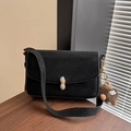 Sac bandoulière noir mat avec fermoir cacahuète doré et pendentif monstre en peluche doux - Noir Avec Pendentif Monstre / Noir