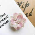 Dettaglio del supporto per telefono a fiori rosa e bianchi con petali perlati e perle - Supporto Trasparente-Fiore di Conchiglia-Rosa Bianco