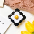 Primer plano del soporte de móvil floral brillante con capas de acrílico negro, blanco y amarillo - Soporte Irregular - Flor Cuadrada - Amarillo / Amarillo