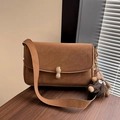 Sac bandoulière rétro en daim marron avec boucle cacahuète et charme de monstre - Marron Avec Pendentif Monstre / Marron