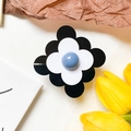 Primer plano de soporte para móvil de flor en blanco y negro sobre mesa con tulipanes - Soporte Irregular - Flor Cuadrada Azul / Azul