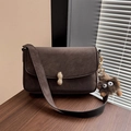 Sac à bandoulière marron rétro avec boucle cacahuète dorée et pendentif monstre - Café Avec Pendentif Monstre / Marron