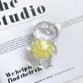 Détail du support téléphone ours avec motif sucette jaune en résine acrylique - Jaune