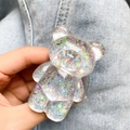 Détail d'un support ours transparent pour téléphone avec paillettes irisées colorées - Support Ours - Étoilé Étincelant (Paillettes Holographiques)