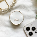Dettaglio del supporto per telefono in smalto bianco con scritta Love dorata e perle - Decorazione Lettere Love Dorate / Bianco
