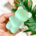 Detail van mintgroene mat beer telefoonhouder met iriserende parelmoer afwerking - Frosted Iristerend Groen