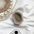 Dettaglio supporto telefono ottagonale con specchio, perle e strass su tessuto bianco - Oro