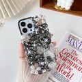 Custodia di lusso con strass grigio scuro, fiori di perle e cinturino di perline - iPhone 7/8/SE 2020 / Stile Pendente Farfalla Nera