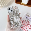Dettaglio della custodia lussuosa con strass, perle e decorazioni a farfalla in rilievo - iPhone 7/8/SE 2020 / Stile Pendente Farfalla Bianca