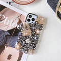 Dettaglio custodia iPhone lusso con cristalli grigi, corona d'oro e ciondolo con perla - iPhone 7/8/SE 2020 / Nero