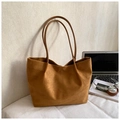 Vue détaillée du sac cabas en daim marron avec coutures fines et lanières en cuir - Marron