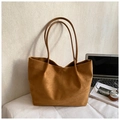 Gros plan du sac cabas en daim marron avec texture mate et coutures de style vintage - Marron