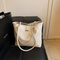 Sac cabas chic blanc crème en cuir à motif litchi avec logo en métal et longues bandoulières - Blanc