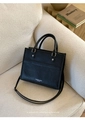 Detail der schwarzen Tote-Bag mit Leder-Litschi-Muster, Silber-Hardware und Modetext - Schwarz