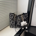 Elegante borsa tote nera con ricami di stelle bianche e manico a catena dorata - Con Ciondolo a Nuvola / Nero