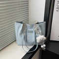 Borsa tote blu con ricamo a stelle, catena dorata e ciondolo a forma di nuvola - Con Ciondolo a Nuvola / Blu