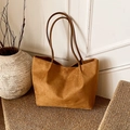 Minimalistische große braune Shopper-Tasche aus weichem Wildleder zum Umhängen im Alltag - Braun