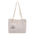 Bolso tote blanco texturizado con cadena dorada y colgante de nube de felpa - Con Ornamento / Blanco