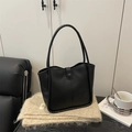 Borsa tote nera minimalista con bordo ondulato su maglia morbida per stile casual - Stile Semplice / Nero