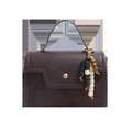 Vintage donkerbruine crossbody handtas met suède stiksels en kralen bedeltje accessoire - Koffie Met Hanger