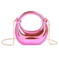 Bolso de media luna fucsia metalizado con cadena dorada y asa superior redonda - Rosa