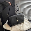 Borsa a spalla minimalista in pelle nera a pieghe con fibbia in metallo dorato - Nero