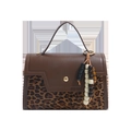 Retro handtas in bruin leer en luipaardprint met houten kralen decoratie - Luipaardprint Met Hanger