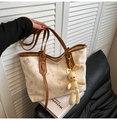 Dettaglio della borsa tote crema con motivi di orsi, bordo marrone e ciondolo coniglio - Con Ciondolo / Cachi