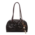 Bolso de hombro marrón oscuro brillante con bolsillos frontales y colgante de cuentas madera - Café Con Colgante