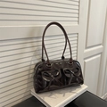 Borsa Boston in pelle verniciata cioccolato fondente con tasche a fiocco e manici lunghi - Marrone