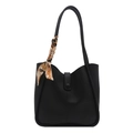 Borsa tote nera in pelle opaca con foulard di seta vintage sul manico - Nero