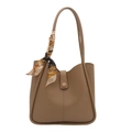 Grande borsa tote kaki con elegante foulard di seta e texture in pelle premium - Cachi
