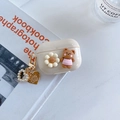 Dettaglio custodia AirPods Pro crema con orsetto 3D, margherita e ciondolo cuore - Orsetto Hello Rosa-Ciondolo a Cuore / AirPods 1ª/2ª generazione